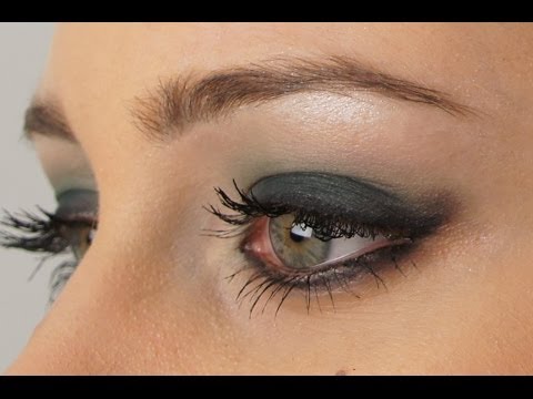 Come Tingere di Grigio i Capelli Neri (con Immagini)