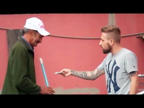 DANDO R$100 A PESSOAS HUMILDES ($100 Social Experiment)