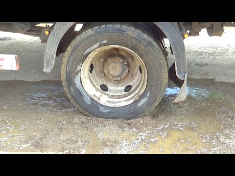 Kuorma-auto ja auto jumissa suossa
