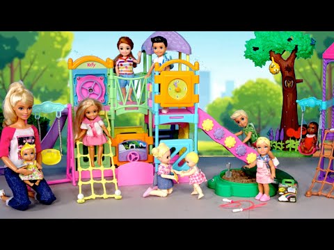 Familia Barbie y Ken Juegan en el Parque y la Piscina