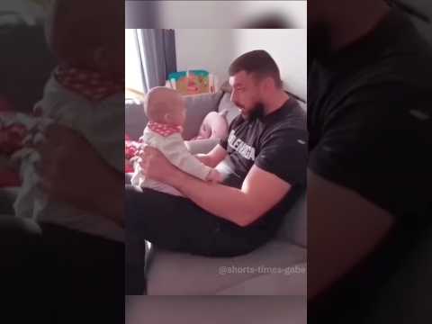 お父さんの言葉を真似する赤ちゃん