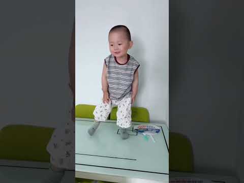 假装爸爸被电到了，幸好爸爸教过兜兜用电小常识，这回派上用场！#cute #baby #funny #comedy