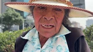 Doña Olga vive de sus bordados y tejidos: "a veces sólo hay para el pasaje"