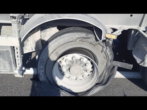 Взрыв колеса на прицепе. Вырвало крыло