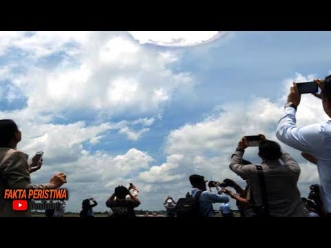 Kerumunan Orang Ketakutan! Terekam Jelas!! Tiba-tiba Di Langit Muncul Fenomena Tanda Kiamat!