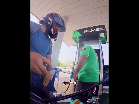 sin dinero… y la moto pidiendo auxilio. Le eché 4 pesos y a rodar otra vez. #motovlog #cocolemus