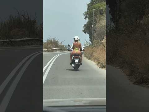Δεν προσπερνάμε ποτέ σε διπλή λωρίδα😂  #funny #couple #comedy #viralvideo