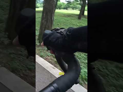 A biker defends himself from the attack of two dogs 😨