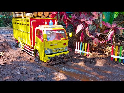 RC Truck Canter Oleng Menembus Jalan Berlumpur - Sopir Miniatur truk