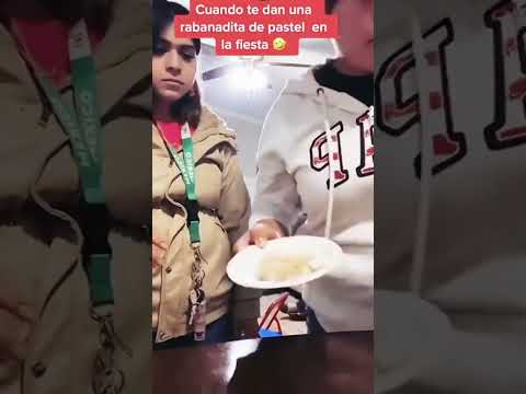 CUANDO TE DAN UNA REBANADITA DE PASTEL EN LA FIESTA 🎉🤣 #shorts #viralvideo #comedy #humor #1million