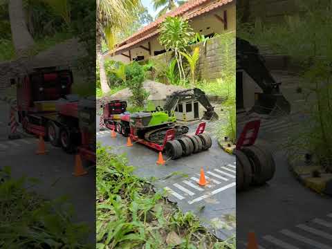 🚜 RC Excavator Huina 1593 Unloading from Nissan Diesel Flatbed! Precision Challenge 🔥 #Shorts