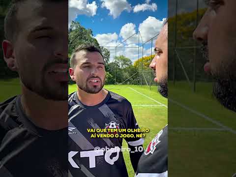 Sempre tem aquele goleiro que gosta de fazer uma graça!