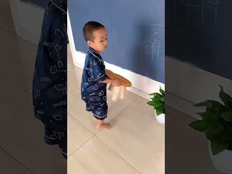 爸爸洗澡触电了，3岁小米宝这样做救爸爸！#Cute baby#Cute#呆萌小米宝#聪明宝宝#萌娃