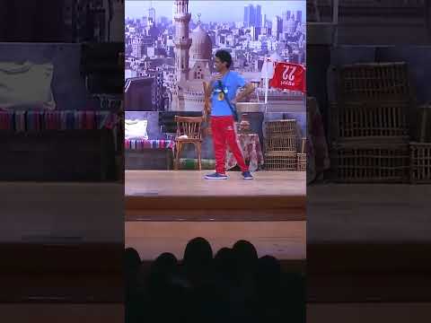 لما تبقو اتنين توام وامك تغسل الهدوم 🤣🤣 - مسرح مصر