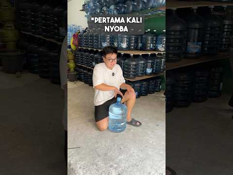 Cara angkat galon paling aman!