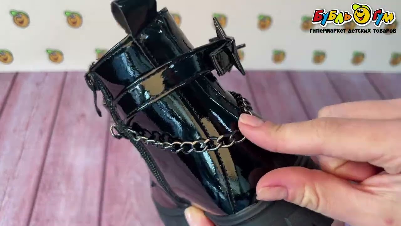 Ботинки Pasito с декоративным ремешком пряжкой-звездочкой и цепью лаковые черные - видео Ботинки Pasito с декоративным ремешком пряжкой-звездочкой и цепью лаковые черные - видео