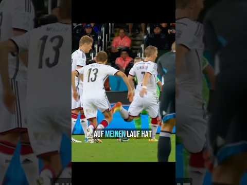 Thomas Müllers legendärer Freistoß-Sturz 2014! 😭😂