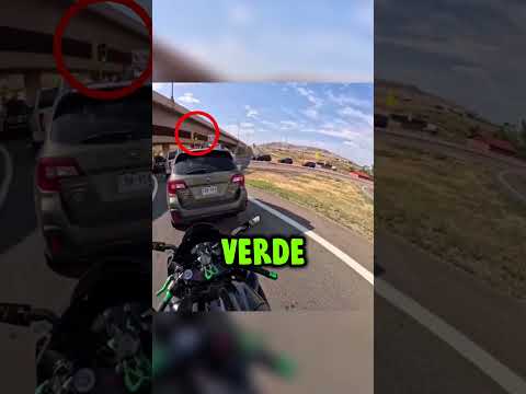 Motociclista se enfada con un conductor de carro