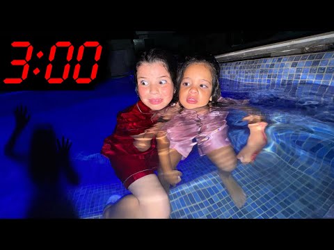 We went to the pool at 3 a.m. 😱On est parti à la piscine à 3h du matin