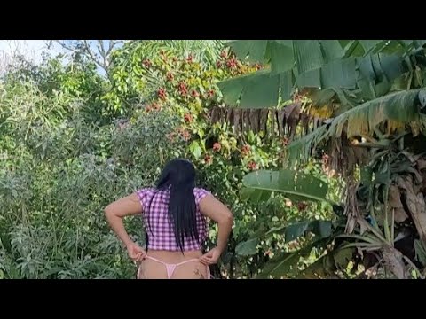 Índia sandrinha chupando laranja no sítio