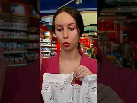Покупает игрушки своей собаке #shorts