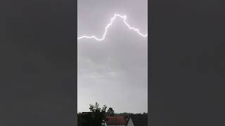 Naher Wolkenblitz mit lautem Knall - 20.08.2026