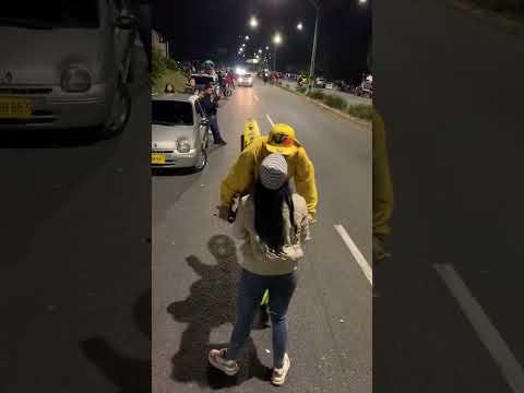 Por un beso💋 tuyo freno el mundo entero🥺 #motos #shortvideo #stunt #parejasgoals #dtonante #yamaha