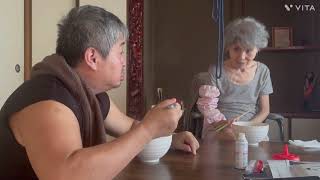 母と食べる金ちゃんラーメン
