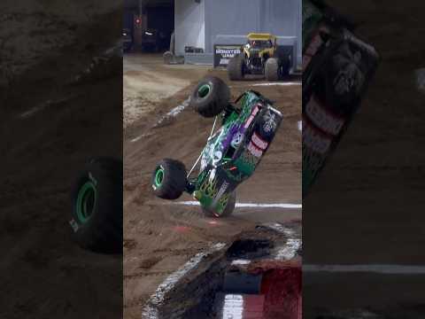How Did He Pull This Off?! #gravedigger #monsterjam #monstertrucks