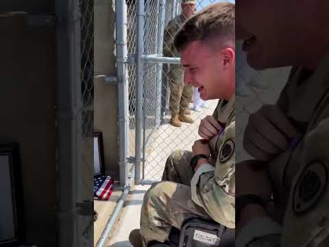 This soldier's final salute to his best friend broke me. ๐๐ซก