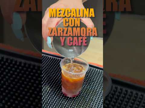 La MEZCALINA con zarzamora y café de altura de la cheff-barista Anaís.