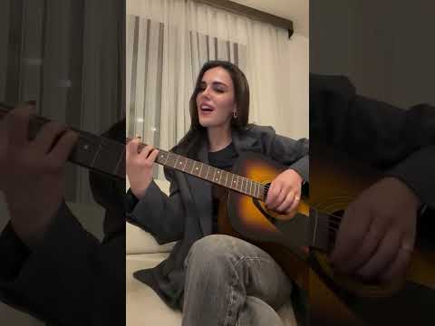 Oyuncu Özgü Kaya, Gitarla “DieWithaSmile” Şarkısını Yorumladı! - Mavi Kadın