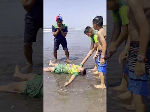 se metió al mar sin saber nadar 😱short