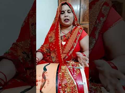 पूछ रही राधा बताओ गिरधारी मैं लागू प्यारी या बासुरी है प्यारी #radhakrishna #bhajan #shortvideo