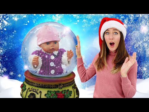 ¿¡La bebé Amelia en la bola de nieve!? Vídeos de juguetes para bebés y niños.