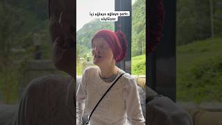 İçi ağlaya ağlaya şarkı söylüyor
