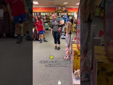 Scare people at spirit Halloween 🎃🤣#funny #funnyvideos #halloween #spirit #scarecam