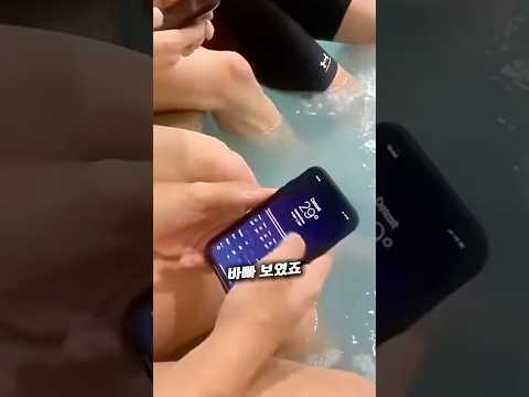 미팅에서 단체로 바빠 보이는 남자들