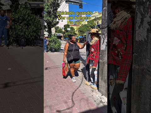Um boneco na rua