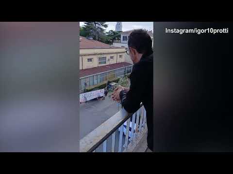 L'affetto dei tifosi per Igor Protti fuori dall'ospedale, lui ringrazia e si commuove