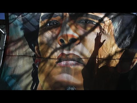 Maradona se recupera bien pero debe permanecer ingresado en el hospital