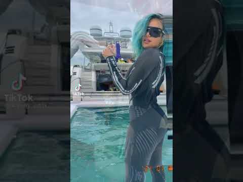 uffff Karol G 😍😍Te enamoras de ella ❤