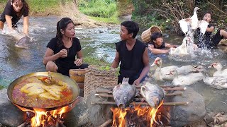 Life in jungle, Duck spicy curry for food of survival, Big fish roast with chili sauce So delicious