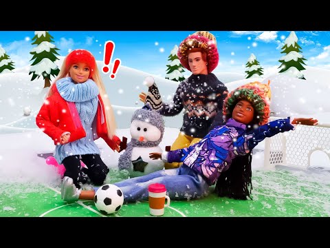 ¡Partido de fútbol navideño! Videos de muñecas Barbie y Ken para niños.