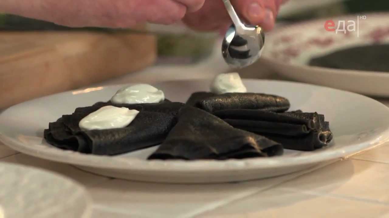 Черные блинчики с красной икрой
