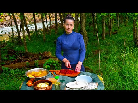 THE WOMAN LIVES ALONE IN THE MOUNTAINS! Cooking Lunch