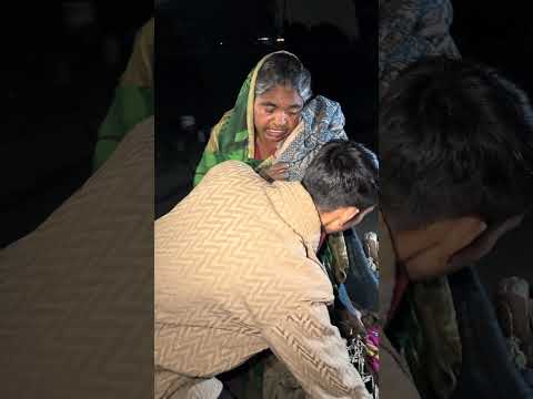 ये क्या हो गया अम्मा के साथ 😢😭🙏🏻 #trending #new #huminity #helping #viralvideo