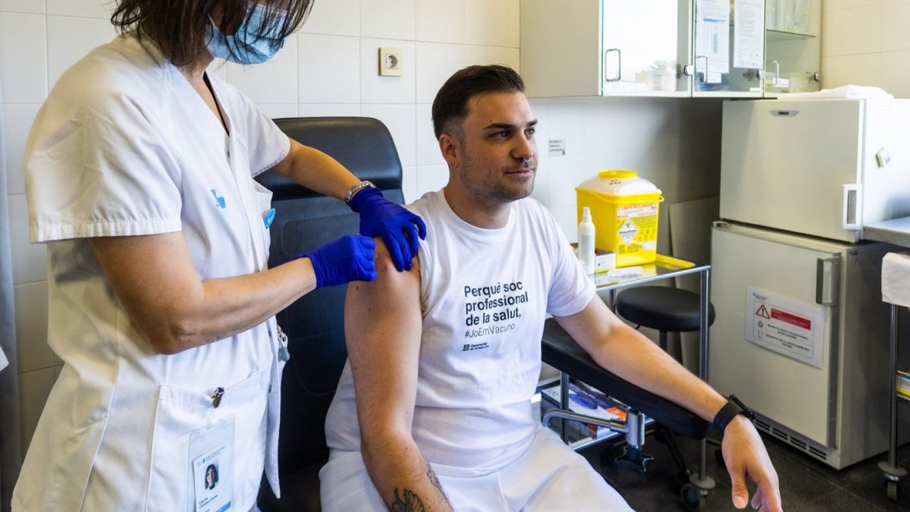 El sector sanitari crida a vacunar-se de la grip i la covid davant l’augment de casos