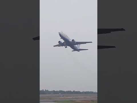 incroyable atterrissage et décolle BOEING B737-300