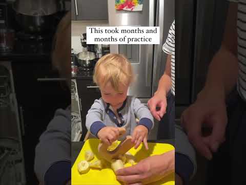 1 year old knife progression Montessori at home #montessoritoddler #cookingwithkids #montessori